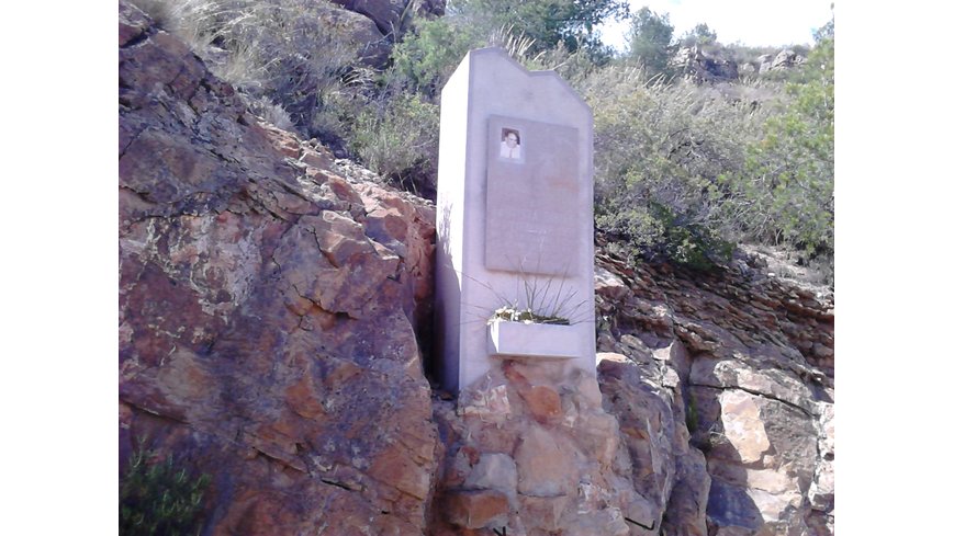 Foto 2 de Gruta y lápida