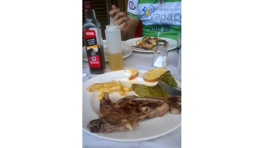 Foto 1 de Comiendo en el albergue Campo Base, Camarena de la Sierra