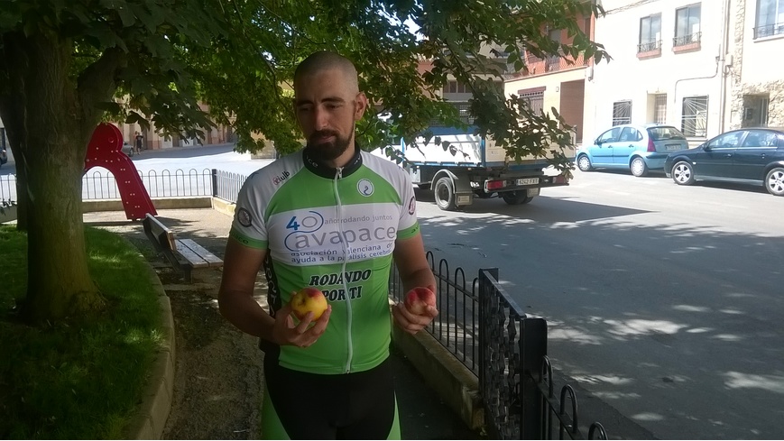 Foto 1 de Comiendo fruta en la plaza, Torrijo del Campo