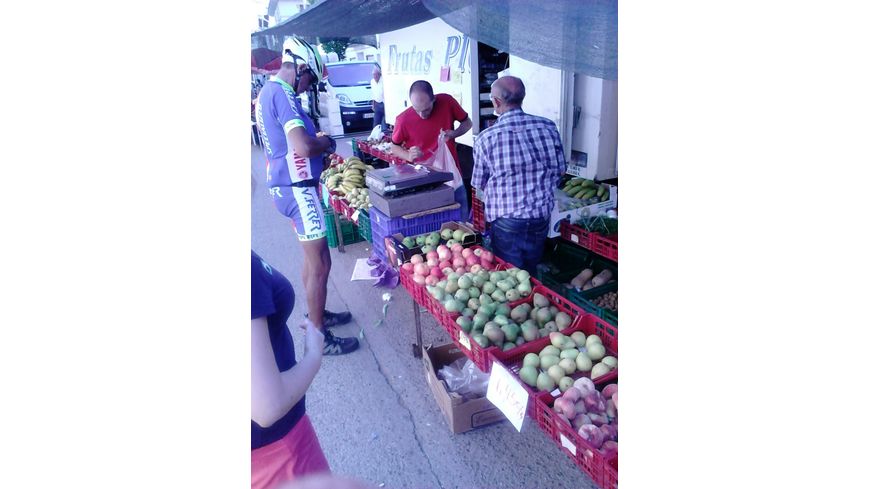 Foto 1 de Comprando fruta en el mercado ambulante, Monreal del Campo