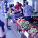 Foto 1 de Comprando fruta en el mercado ambulante, Monreal del Campo