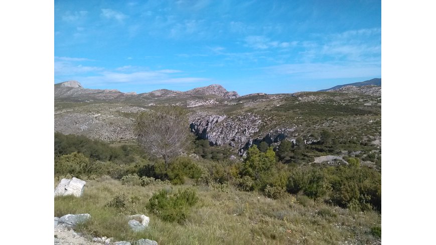 Foto 1 de Vista lejana de la Penya Foradada