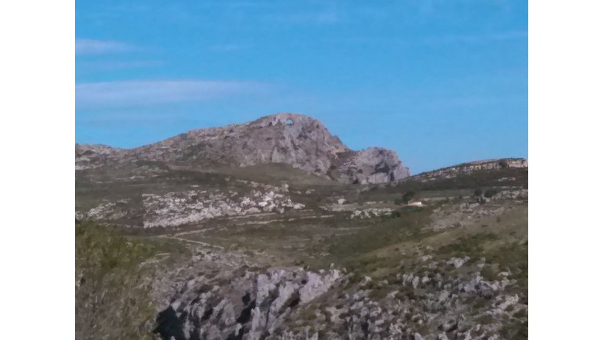 Foto 2 de Vista lejana de la Penya Foradada