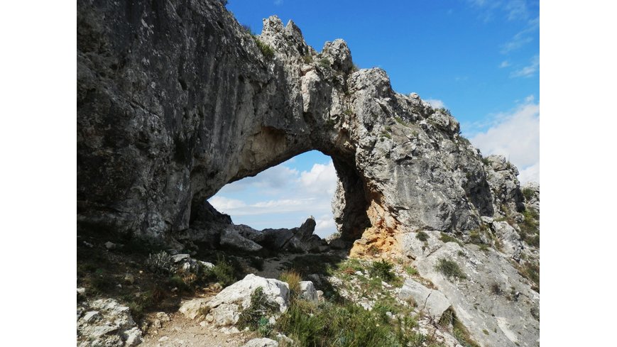 Foto 3 de Vista lejana de la Penya Foradada