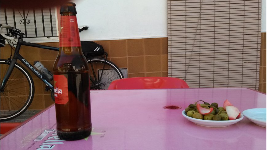 Foto 1 de Tomando una cerveza en Beniarrés