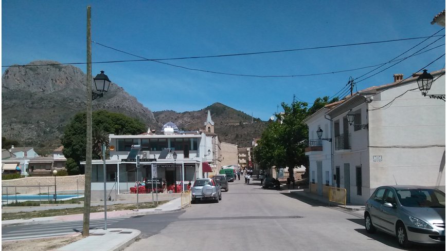 Foto 2 de Tomando una cerveza en Beniarrés