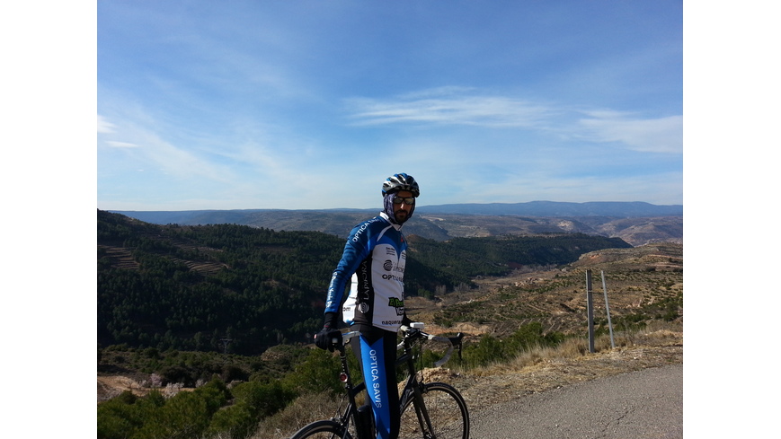 Foto 1 de Bajando a Ademuz por un camino asfaltado sin nombre