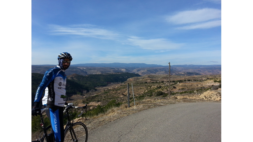 Foto 2 de Bajando a Ademuz por un camino asfaltado sin nombre