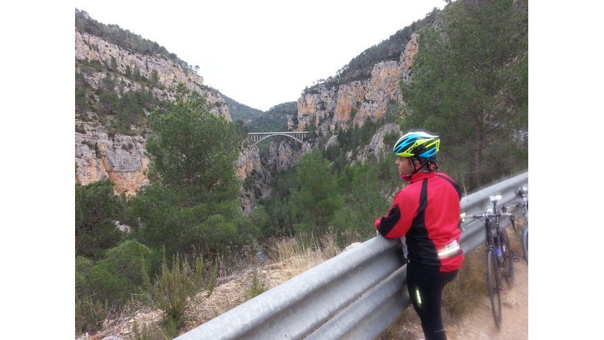 Foto 1 de Acercándonos al Puente Nuevo de Santa Cruz de Moya