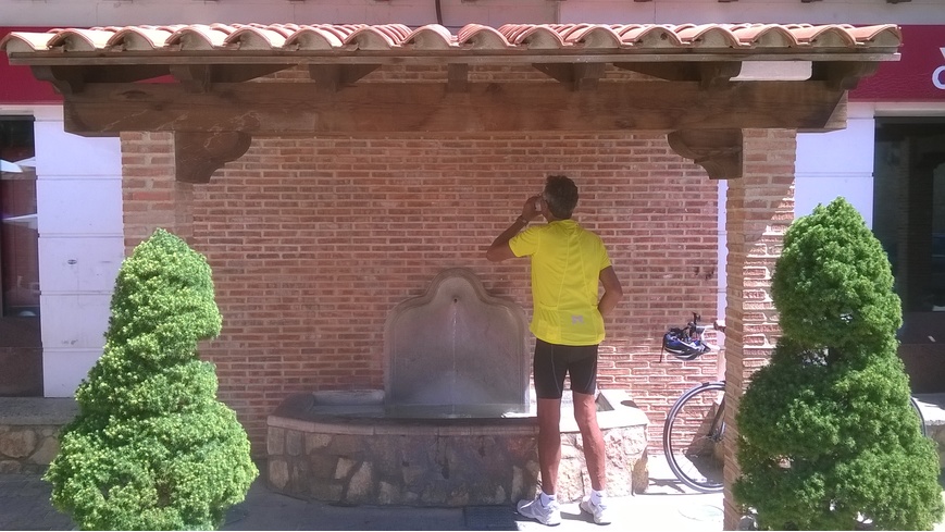 Foto 1 de Fuente en la plaza de Cardenete